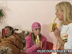 Heiße Frau bringt Ehemann dazu, den porno frei videos Cumshot eines anderen Mannes zu essen